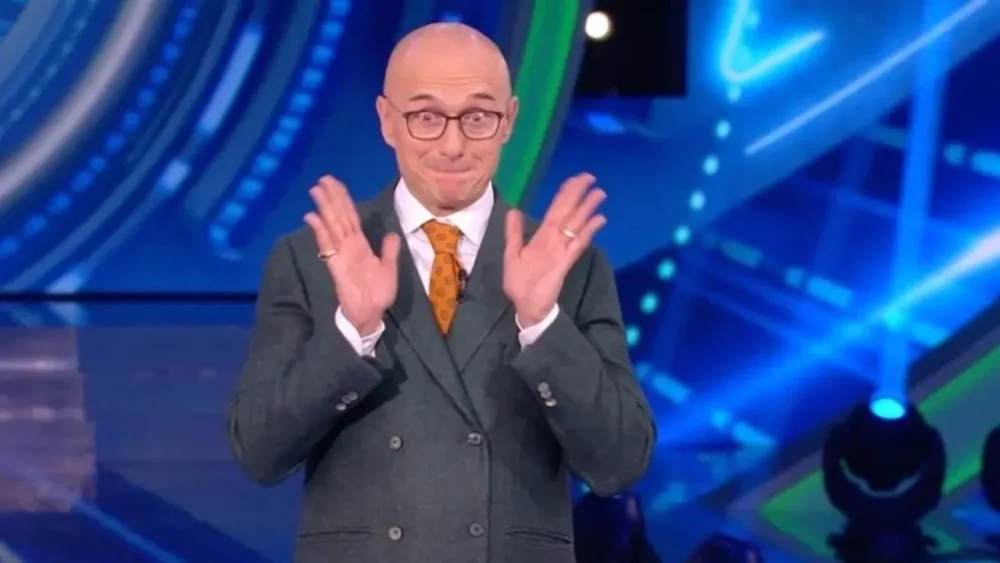 Gf Vip, anche un ex allievo di Amici nel cast? Signorini risponde che…