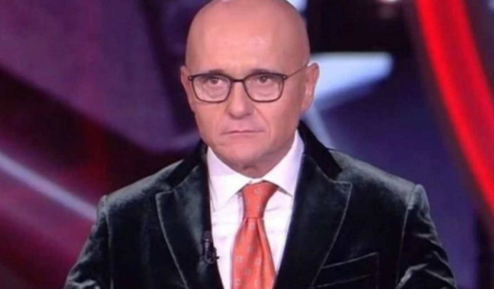 Gf Vip, Alfonso Signorini disperato: questa non ci voleva, rischia il flop