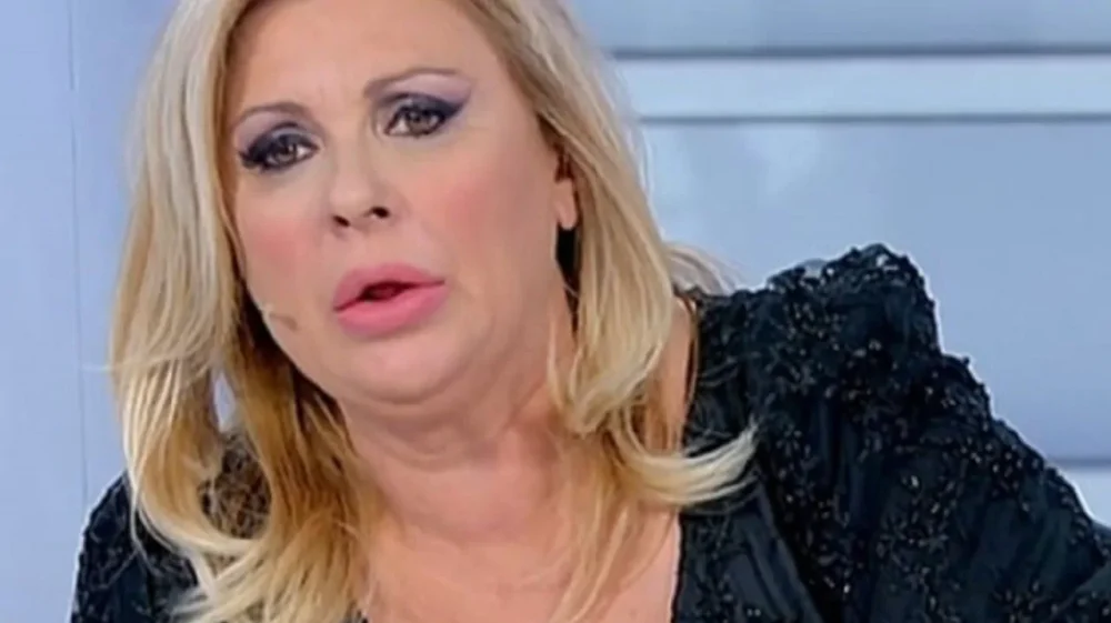 Uomini e Donne, Tina Cipollari esagera con il look: da bionda a….