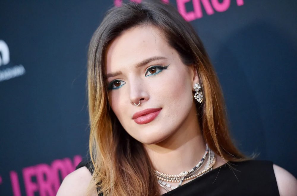 Bella Thorne: addio Benjamin Mascolo, bacio con un uomo misterioso