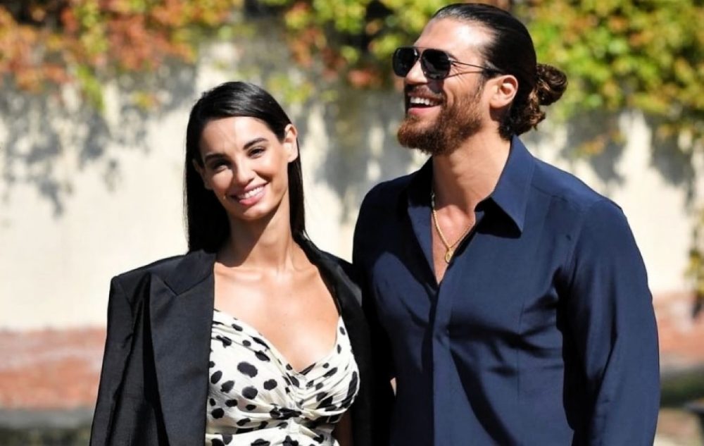 Venezia 79, Can Yaman e Francesca Chillemi fuggono da una folla di fan!