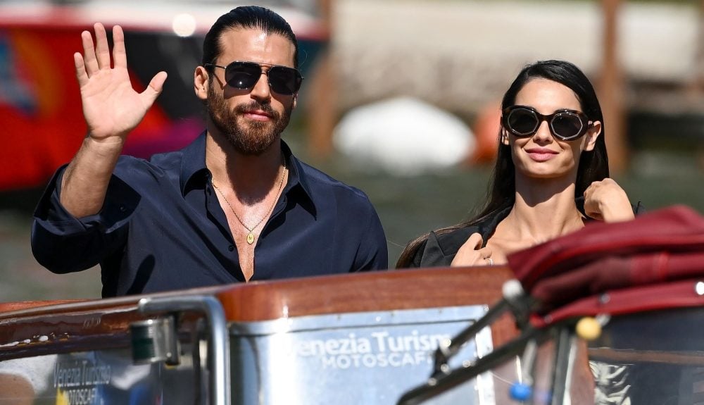 Can Yaman e Francesca Chillemi a Venezia 79: I fotografi chiedono un bacio, l’attore risponde così!