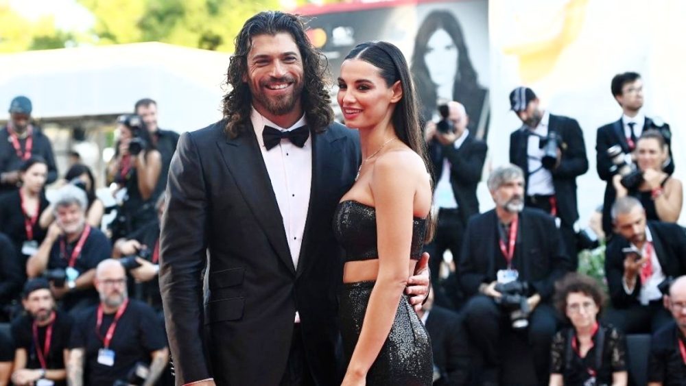 Can Yaman e Francesca Chillemi sfilano insieme a Venezia 79: Sguardi intensi sul red carpet!