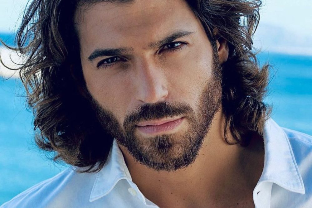 Perché Can Yaman sente di essere di colore “celeste”? Ecco la sua motivazione