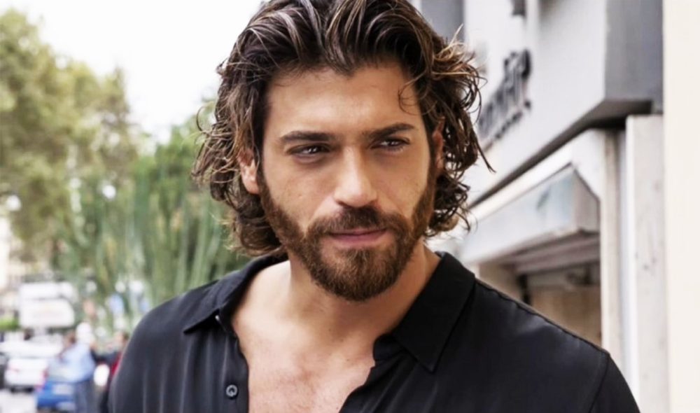 Can Yaman riceve un toccante messaggio dai bambini aiutati dalla sua associazione