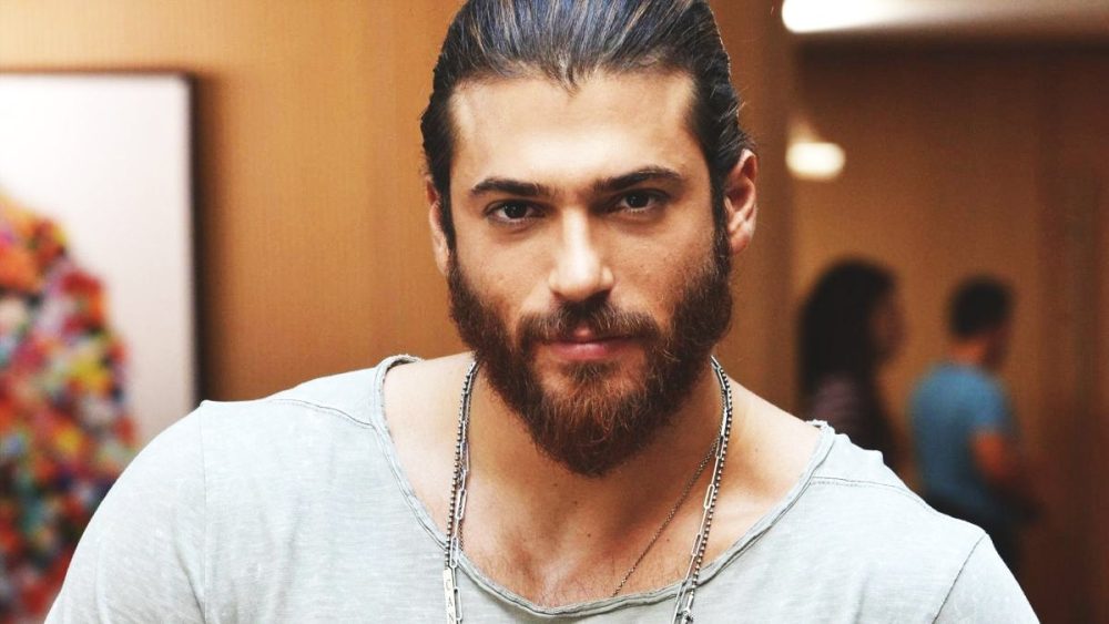 Can Yaman ospite ad Amici 22, prima puntata: Cosa farà l’attore turco?