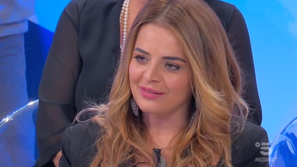 Uomini e Donne, spoiler: Roberta Di Padua accetta ed esce con Alessandro