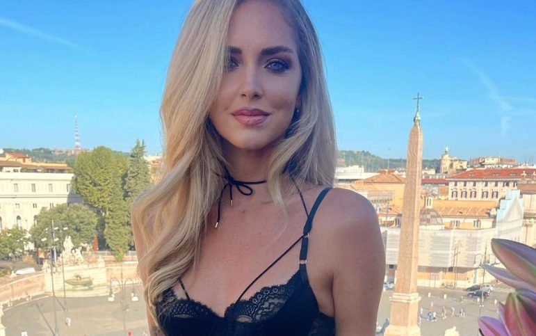 Chiara Ferragni in lingerie sul balcone: Spuntano le accuse