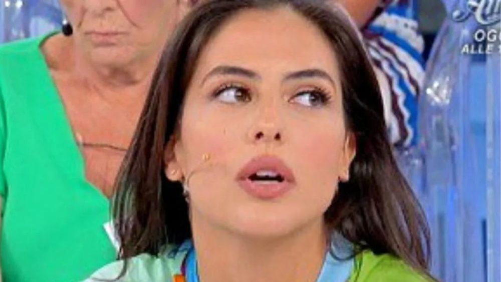 Uomini e Donne, Federica scioccata: corteggiatore si alza e se ne va (senza motivo)