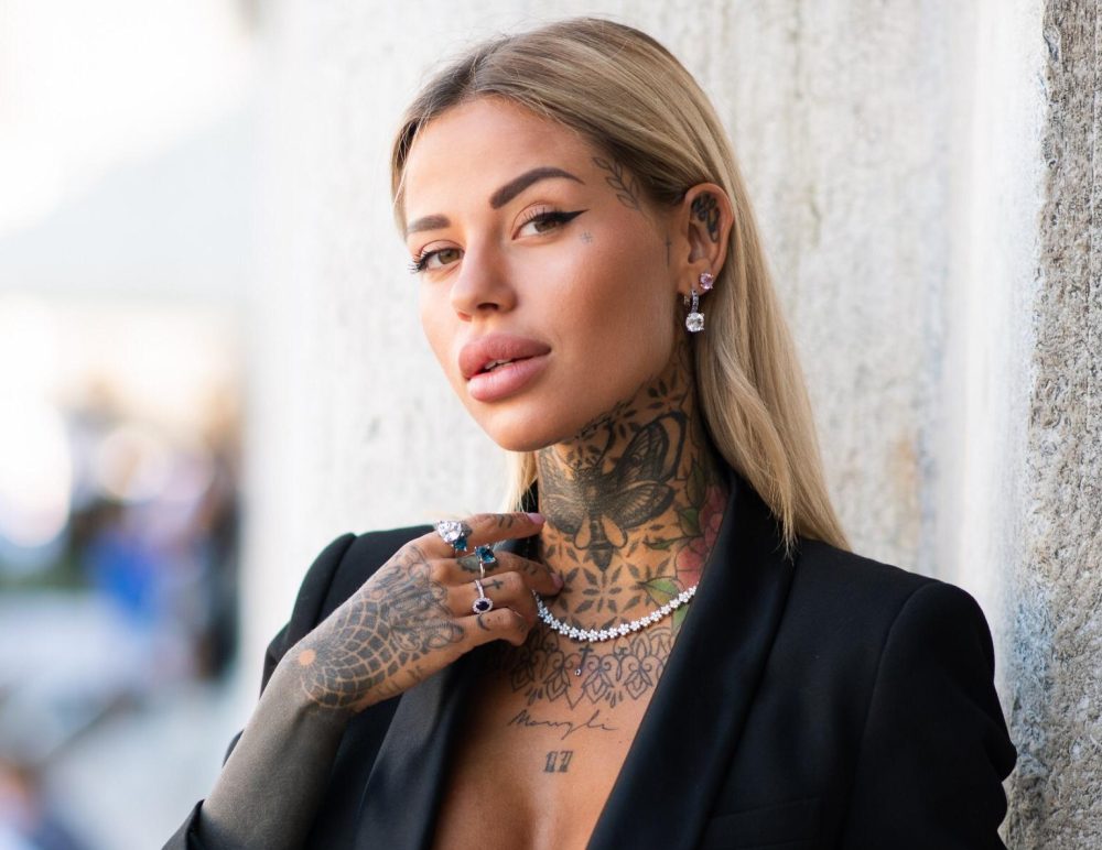 Zoe Cristofoli aggredita e derubata dai ladri mentre era sola in casa con il figlio
