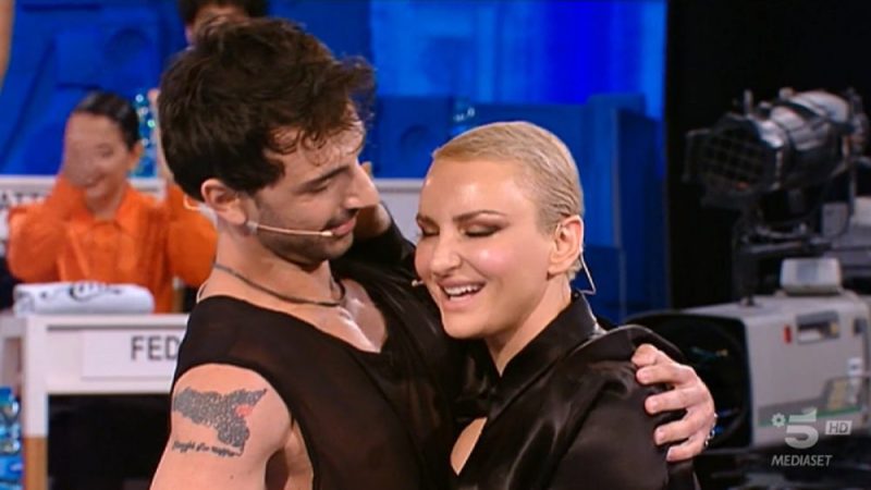 Galleria foto 'Amici, la rivincita di Arisa e Todaro: stracciano Cele-Zerbi' - foto 1