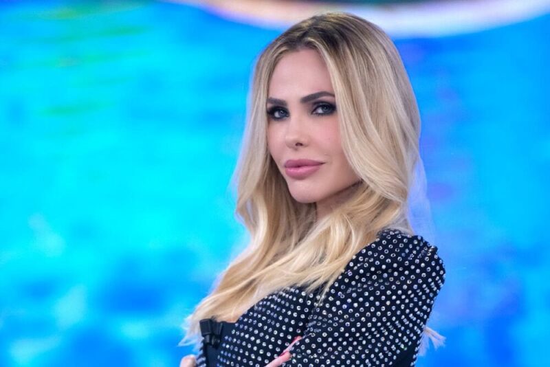 Galleria foto 'Addio Francesco Totti: Ilary Blasi bacia un altro in aeroporto' - foto 1