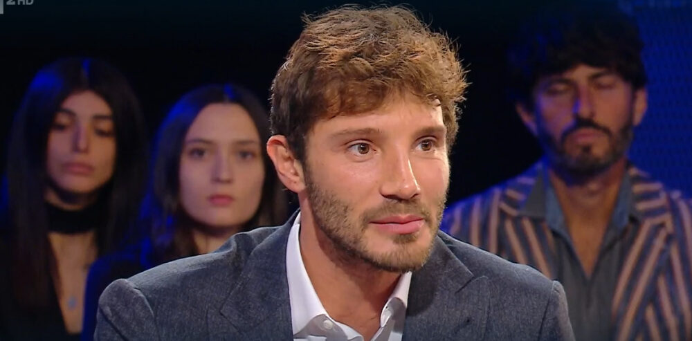 Stefano De Martino accende il gossip: beccato con lei senza fede al dito