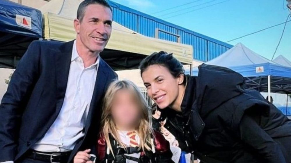 Elisabetta Canalis e il marito Brian Perri accompangnano la figlia a scuola