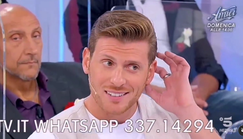 Galleria foto 'Uomini e Donne, Lavinia e Alessio fanno pace: ma un dettaglio non sfugge a lei' - foto 1