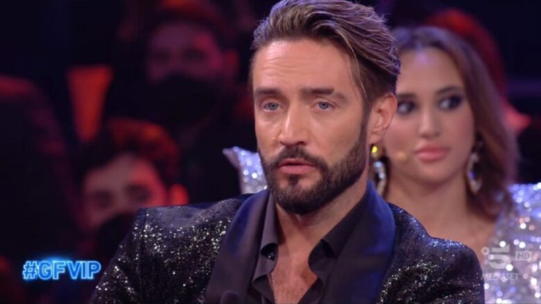 Grande Fratello, Alfonso Signorini paragona Lorenzo Spolverato ad Alex Belli: la reazione dell’ex gieffino