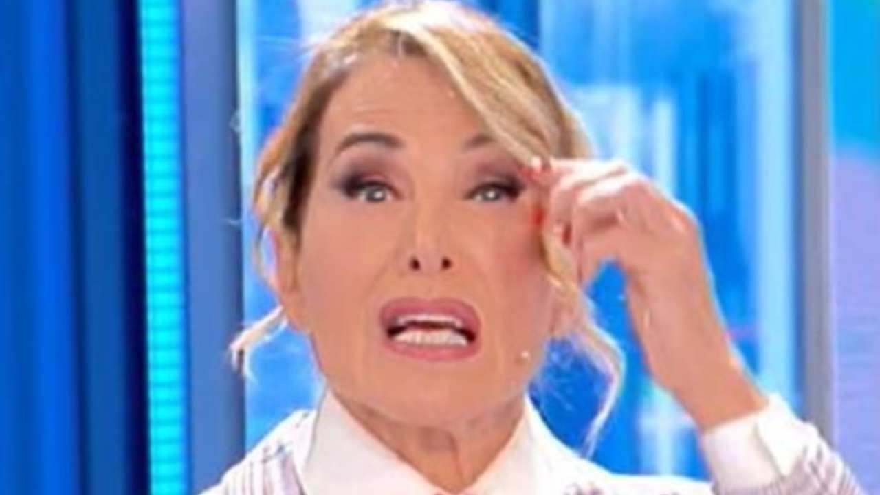 Pomeriggio 5, Barbara D’Urso imbarazzante: “Guarda quante rughe!”