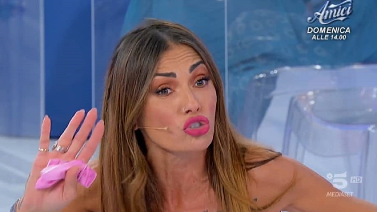 Uomini e Donne, anticipazioni: Riccardo va sotto casa dell’ex ma lei…