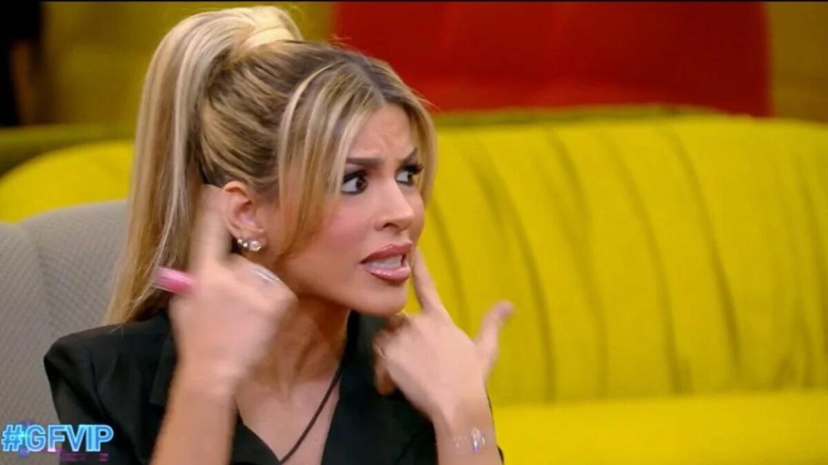 Gf Vip, Antonella post lite asfalta Oriana: “E’ senza dignità”