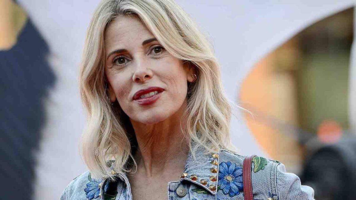 Galleria foto 'Alessia Marcuzzi in lacrime in televisione: non resiste alla commozione' - foto 1