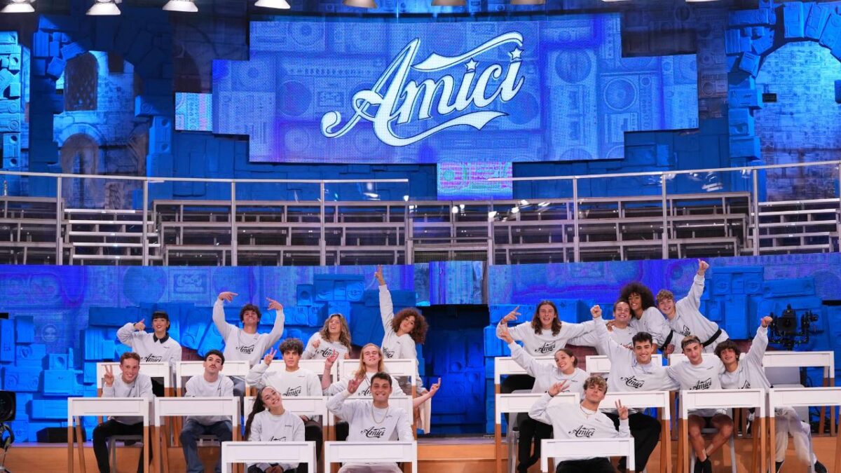 Amici, i ragazzi tornano a calcare il palco tutti insieme!