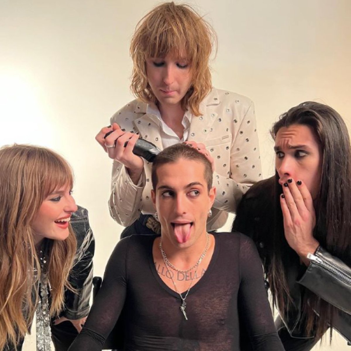 Maneskin, al compleanno di Damiano non c’è Victoria, il motivo gela i fans: “Colpa di…”