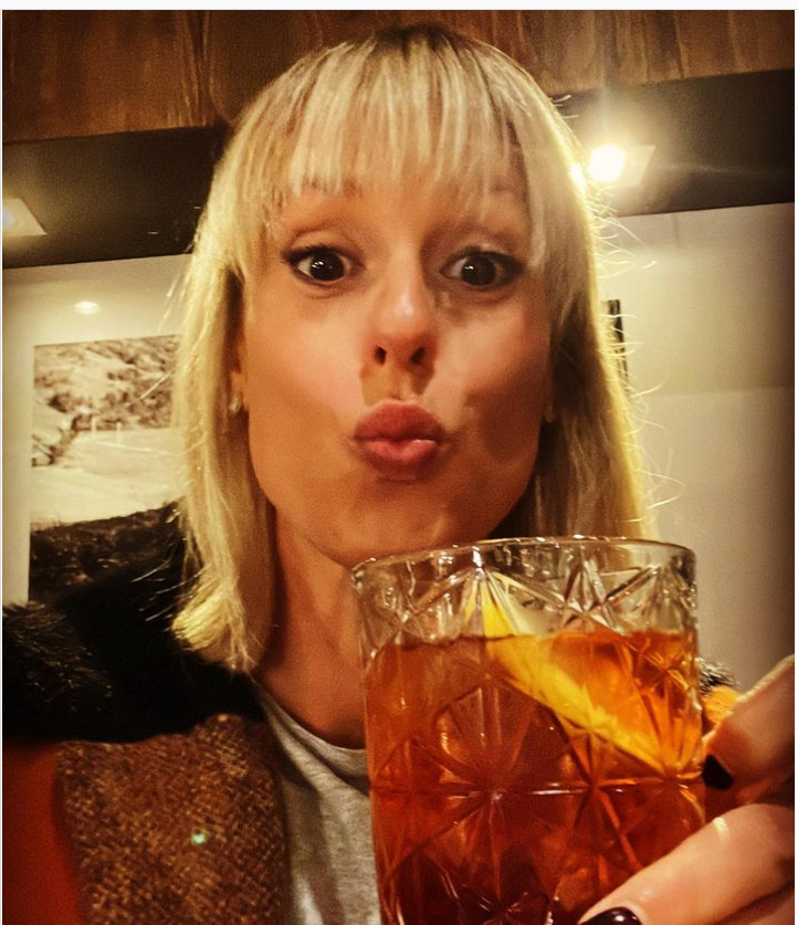 Federica Pellegrini mentre beve