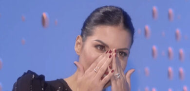 Elisabetta Gregoraci in lacrime davanti alla tv per C’è Posta per Te