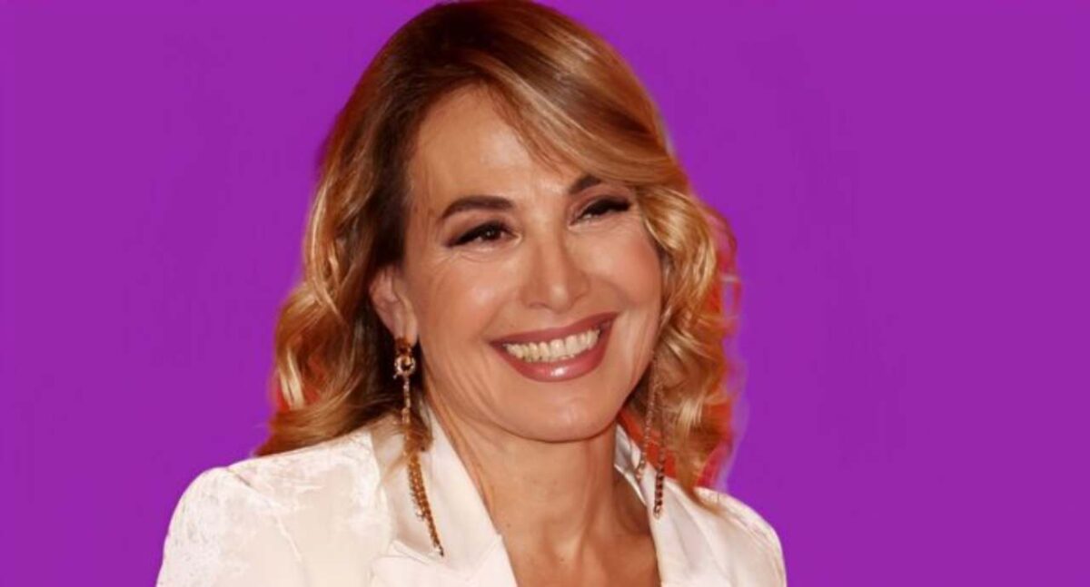 Galleria foto 'Barbara D’Urso, un dettaglio sospetto fa impazzire i fan: spunta dalla parete' - foto 1