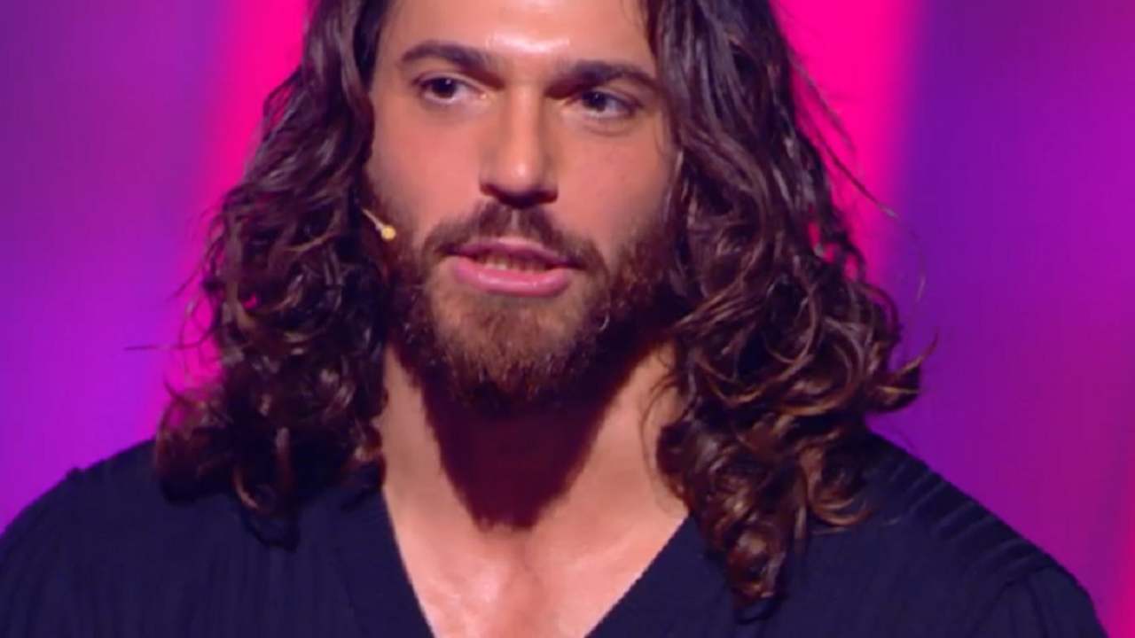 Can Yaman, retroscena bomba: “Non andrebbe all’Isola neanche per 500 mila euro”