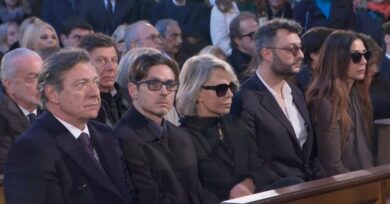 Maurizio Costanzo, ai funerali un’ondata d’amore: in migliaia per l’ultimo saluto