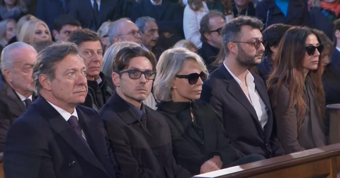 Maurizio Costanzo, ai funerali un’ondata d’amore: in migliaia per l’ultimo saluto