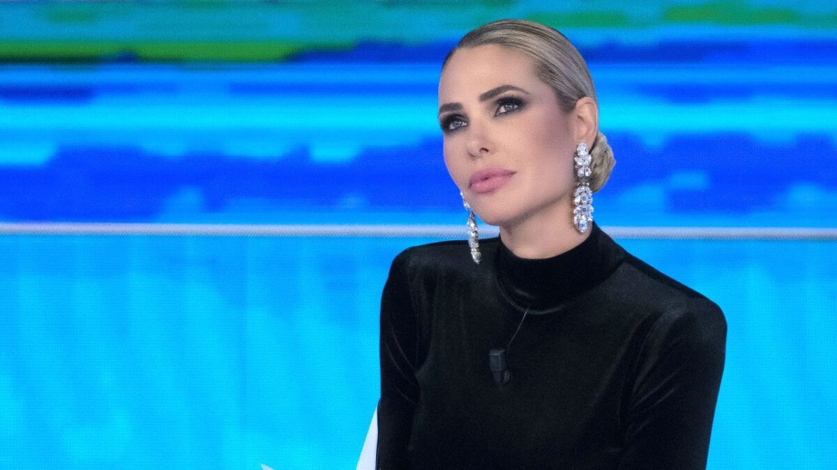 Isola dei Famosi, Ilary Blasi a ruota libera sui nuovi naufraghi: “Non sapevo chi fosse…”