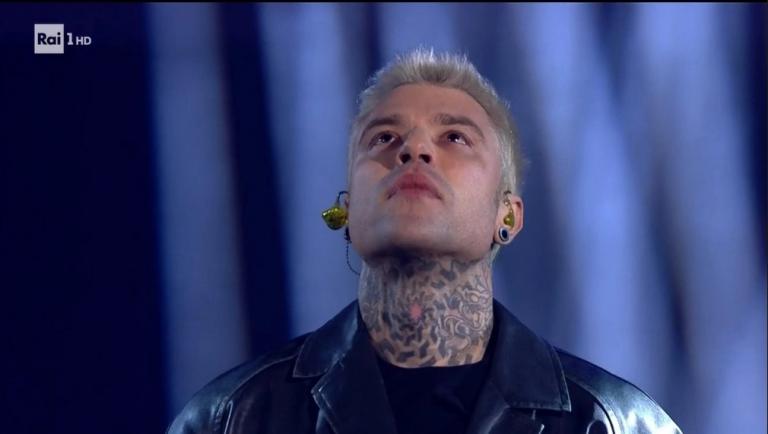 Fedez l’ha fatto di nuovo: atteso in aula, non si è fatto vedere