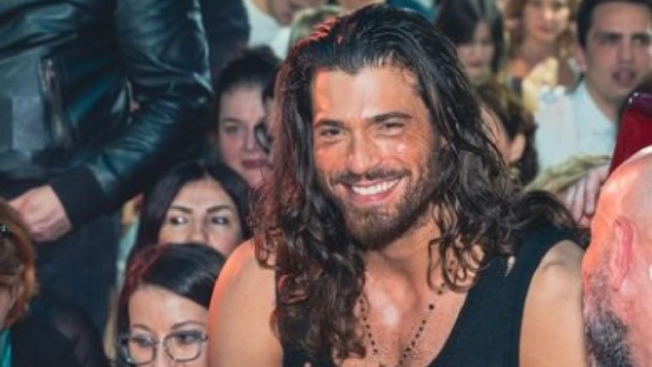 Can Yaman, fan impazzite: bagno di folla per il divo turco