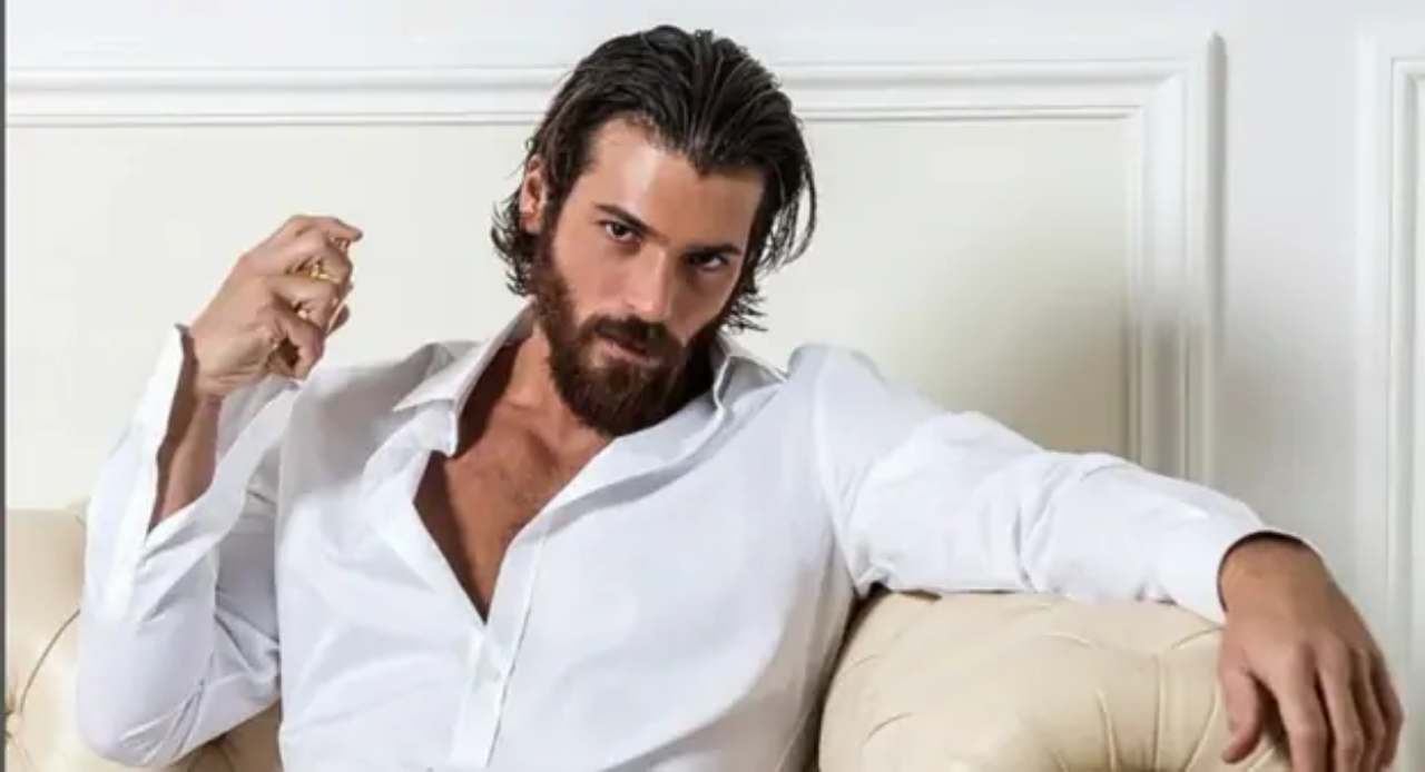 Can Yaman inaugura l’iniziativa solidale “Break the Wall”: dove possiamo vederla?