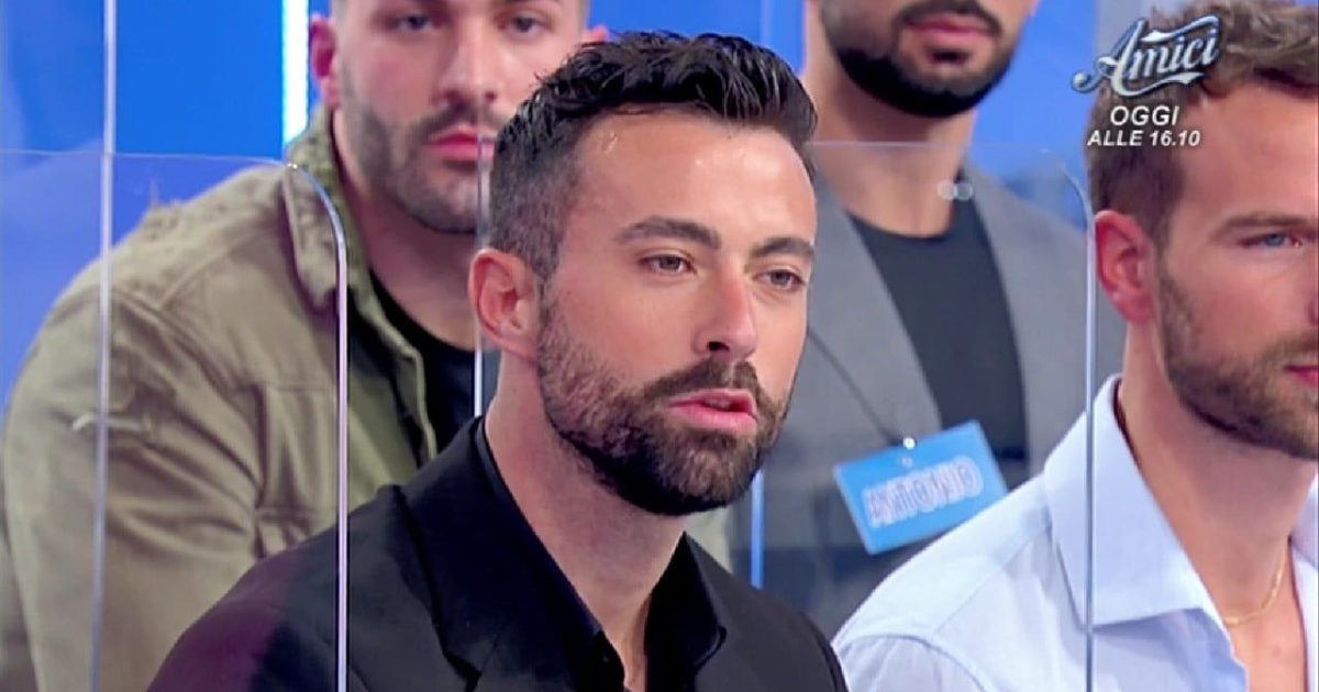 Uomini e Donne, Andrea Forigno sbugiarda Carlo: “Segue un copione, è uno stratega”