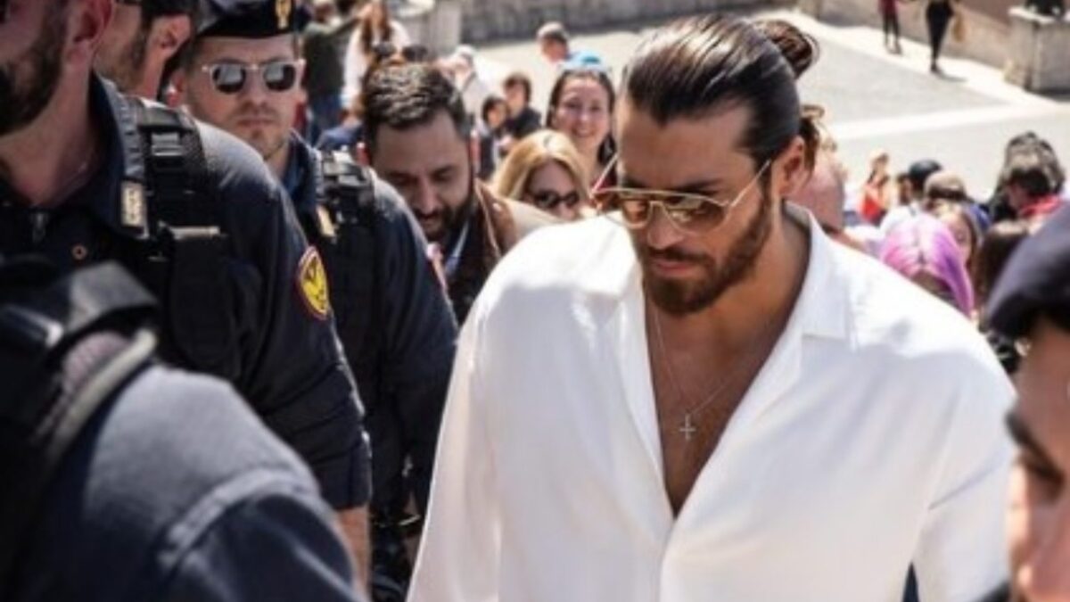 Can Yaman, fan in delirio a Roma: è uno show