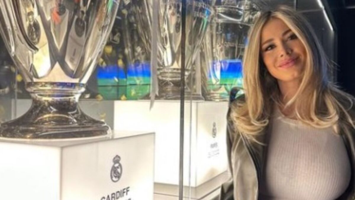 Diletta Leotta, a spasso con Karius col pancino in mostra