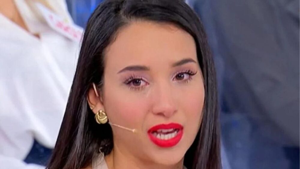 Uomini e Donne, ex corteggiatrice spietata su Soraia: “Voleva passare per santa ma è una…”