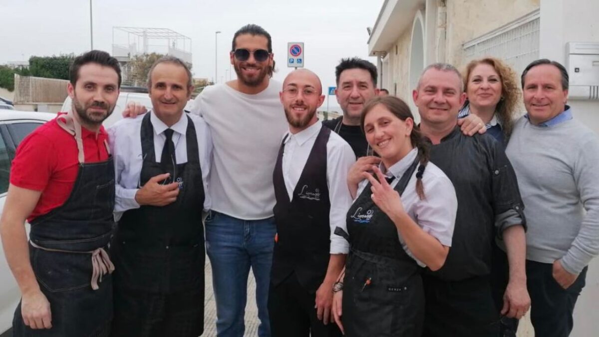 Can Yaman fa tappa a Bari, tra sorrisi e crudi di mare all’Incanto