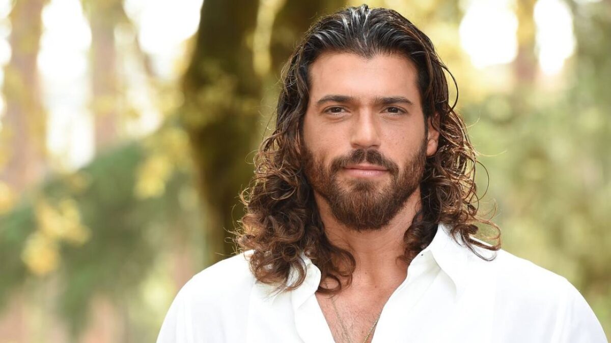 Can Yaman, entusiasmo all’Hotel Miramare: travolto dalle fan