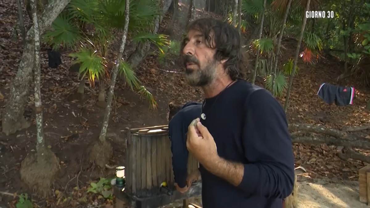 Isola dei Famosi, Mazzoli feroce contro un naufrago: “Godo se ti sbattono fuori”