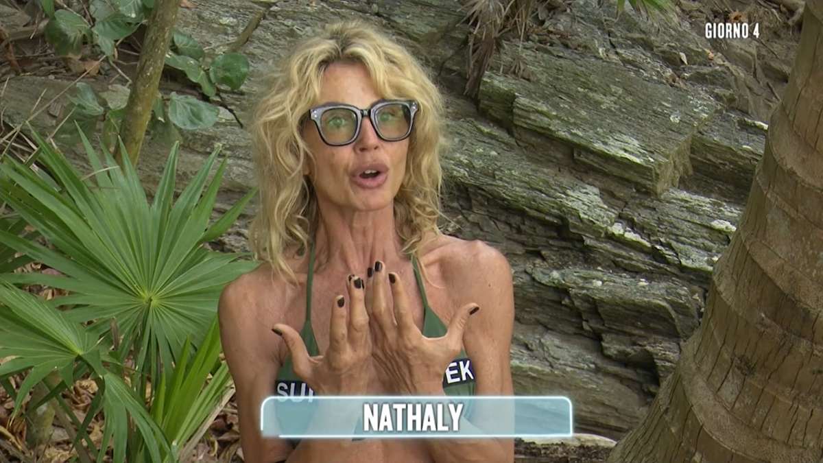 Isola dei Famosi, veleni a distanza Nathaly Caldonazzo e i naufraghi: “Brutta persona”