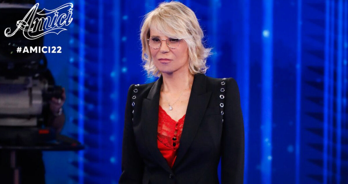 Amici, lite durante la semifinale: Maria De Filippi riprende una docente…