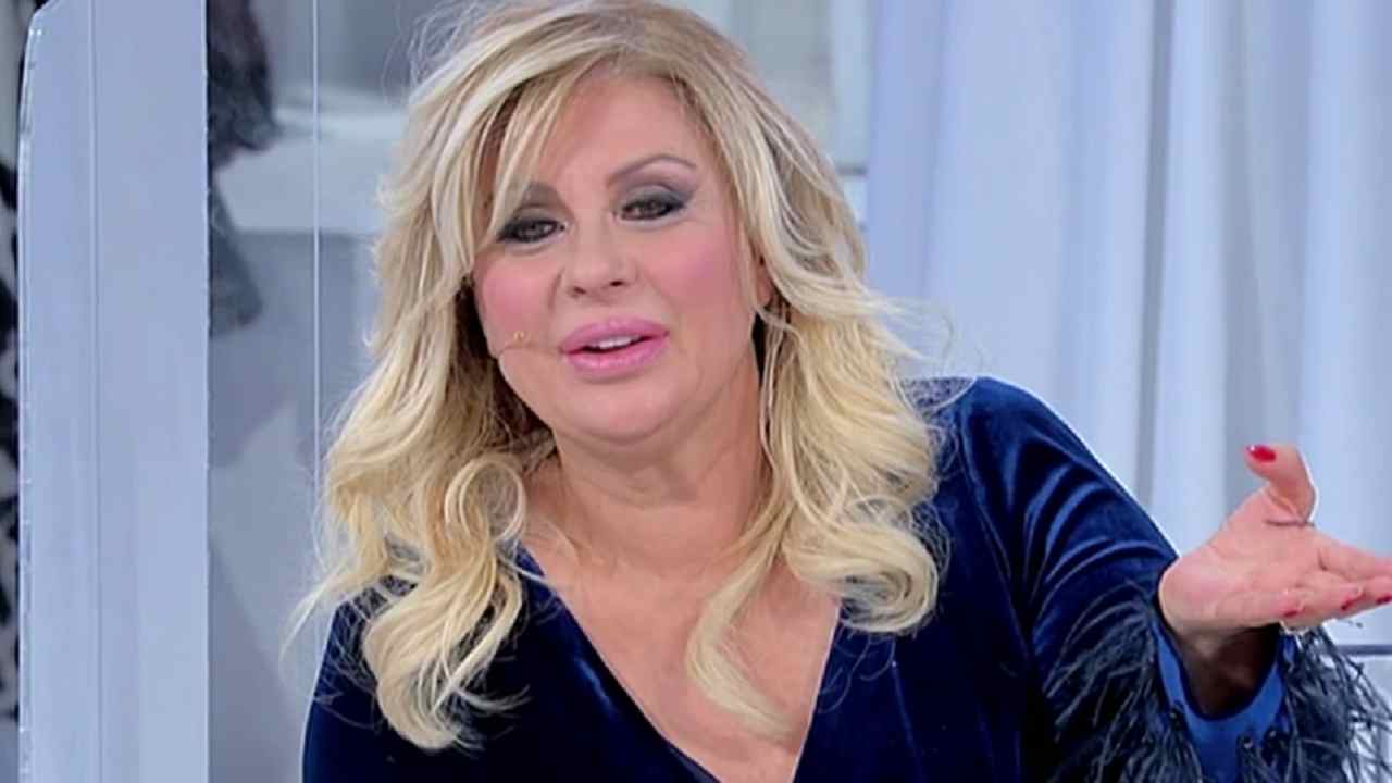 Uomini e Donne, ex noto cavaliere ‘corteggia’ Tina Cipollari: rivelazione choc