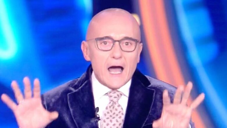 Grande Fratello, scatta il bacio tra Alessio Falsone e un’inquilina di notte a telecamere spente: ecco chi è