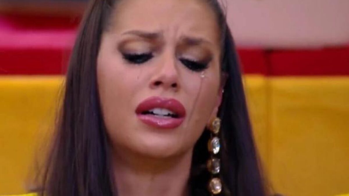 Gf Vip, Antonella Fiordelisi in lacrime in diretta annuncia la rottura: “Sto male, è partito tutto da lui”