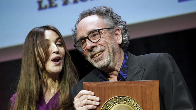 Monica Bellucci e Tim Burton, è ufficiale? La diva ammette: “Lo amo”