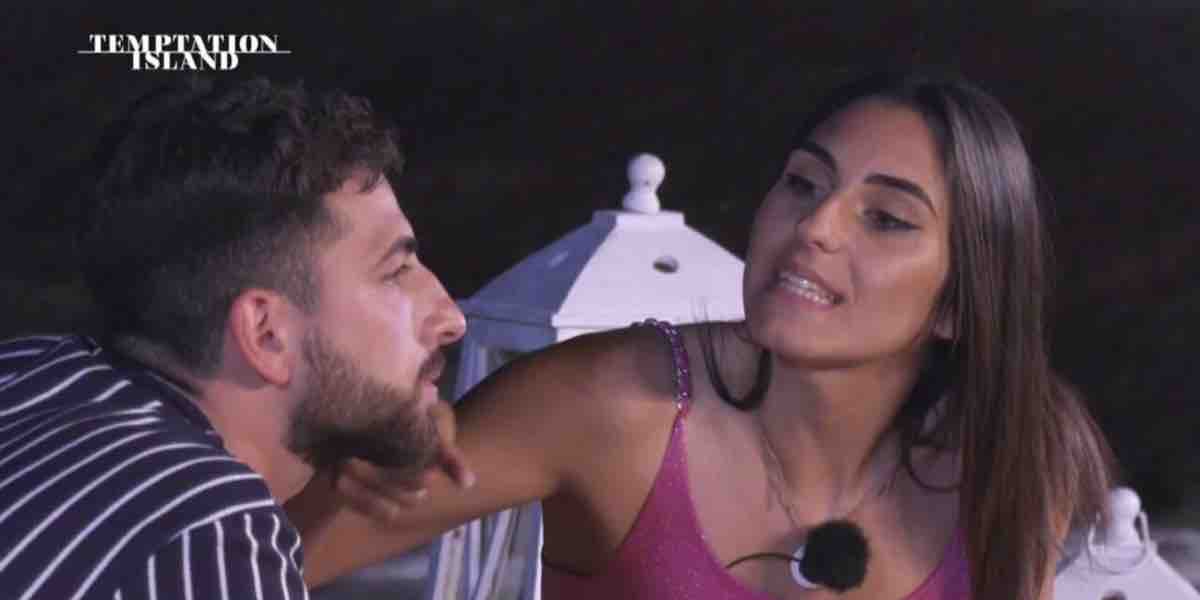 Temptation Island, il falò degenera e interviene Bisciglia, web in rivolta